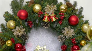 Noel ağacının yanında renkli topları olan bir Noel çelenginin video kartı kapağı.