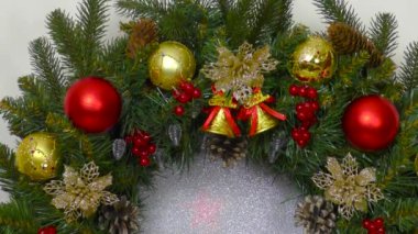 Üzerinde yazı olan bir Noel çelengi ve renkli topları olan bir Noel ağacının video kartpostalı.