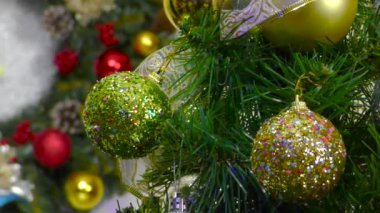 Bir Noel ağacının Noel çelengi önünde üzerinde yazı ve animasyon olan bir Noel ağacı resmi.