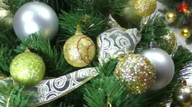 Noel ağacının Noel 'de çekilmiş bir görüntüsü. Üzerinde yazılar olan bir Noel çelengi önünde dönüyor.