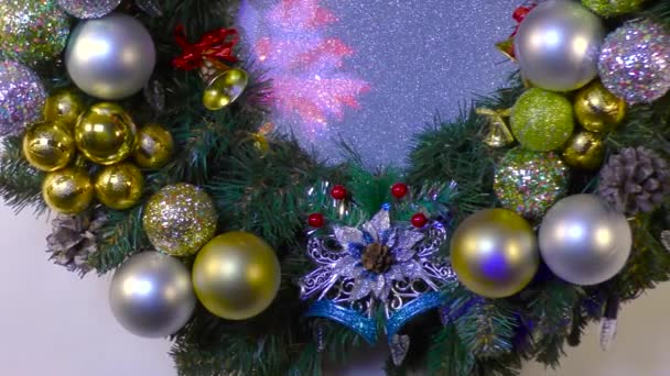 Noel Gümüş Altın Toplarla Süslenmiş Büyük Bir Noel Çelengi — Stok video