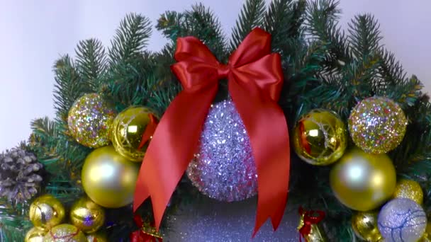 Noel Çanlar Toplarla Süslenmiş Büyük Bir Noel Çelengi — Stok video