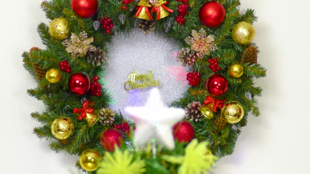 Natal Movimento Close Coroa Natal Com Uma Inscrição Uma Árvore — Vídeo de Stock