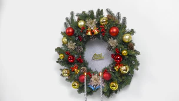 Navidad Movimiento Detrás Dos Velas Una Gran Corona Navidad Decorada — Vídeos de Stock