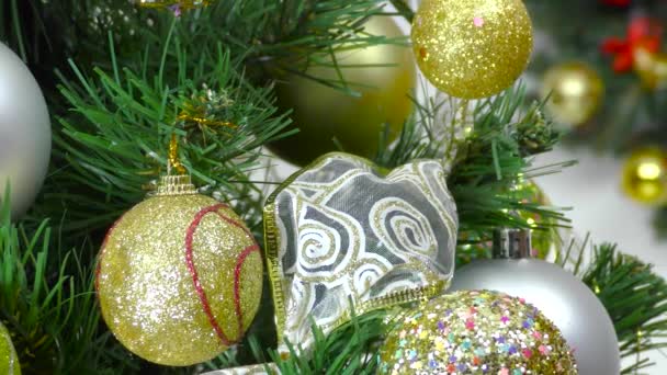 Noel Ağacının Noel Çelengi Önünde Noel Toplarıyla Yakın Plan Çekimleri — Stok video