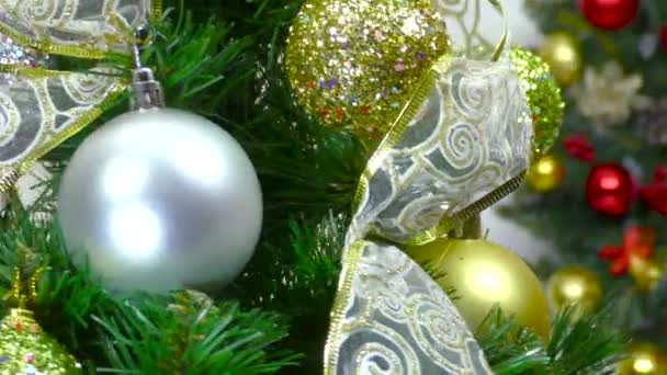 Weihnachtsvideokarte Nahaufnahme Eines Weihnachtsbaums Mit Weihnachtskugeln Rotiert Vor Einem Weihnachtskranz — Stockvideo