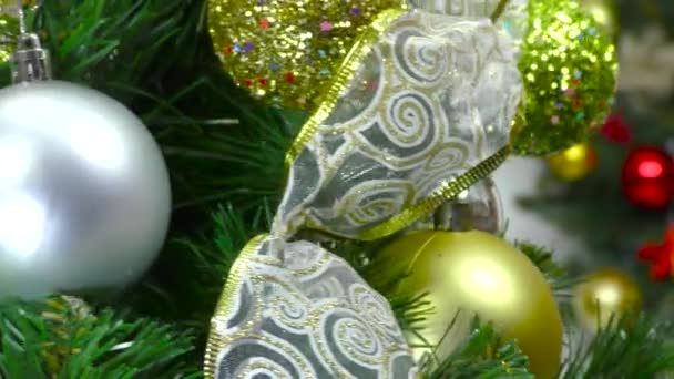 Рождество Движении Крупным Планом Рождественская Елка Рождественскими Шарами Вращается Перед — стоковое видео