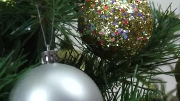 Primer Plano Tarjeta Postal Vídeo Delante Una Corona Navidad Con — Vídeos de Stock
