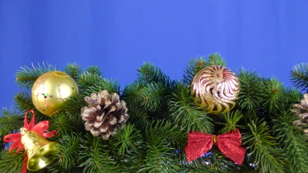 Ozdoby Świąteczne Gałęziach Choinki Niebieskim Tle — Wideo stockowe