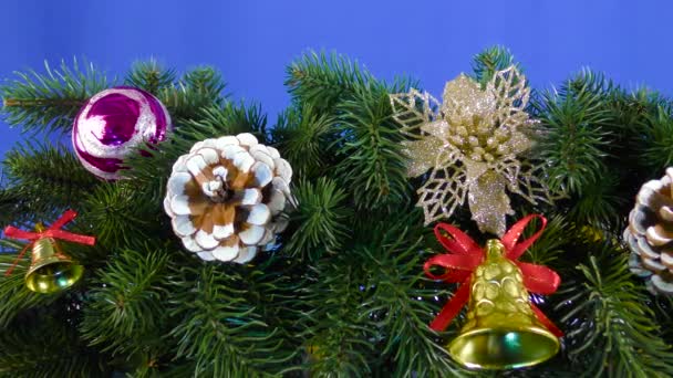蓝底圣诞树树枝上的圣诞装饰品 — 图库视频影像