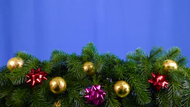 Sobre Fondo Azul Bolas Navidad Decoraciones Las Ramas Árbol Navidad — Vídeos de Stock