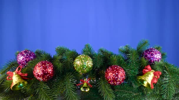 Bolas Natal Multi Coloridas Sinos Galhos Árvore Natal Fundo Azul — Vídeo de Stock