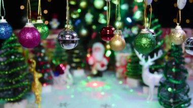 Küçük Noel süslemeleri bulanık bir Noel arka planında sallanıyor