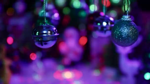 Neujahrsdekorationen Hängen Auf Einem Halb Verschwommenen Weihnachtshintergrund — Stockvideo