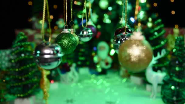 Várias Decorações Ano Novo Balançam Fundo Natal Meio Borrado Com — Vídeo de Stock