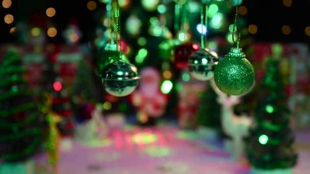 Dekorasi Tahun Baru Mengayun Pada Latar Belakang Natal Yang Setengah — Stok Video