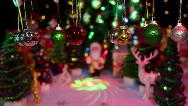 Багато Новорічних Прикрас Напівзруйнованому Різдвяному Тлі Блимаючою Анімацією — стокове відео