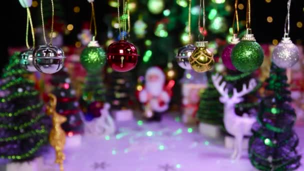 Pequenas Decorações Natal Balançam Fundo Natal Meio Desfocado Com Animação — Vídeo de Stock