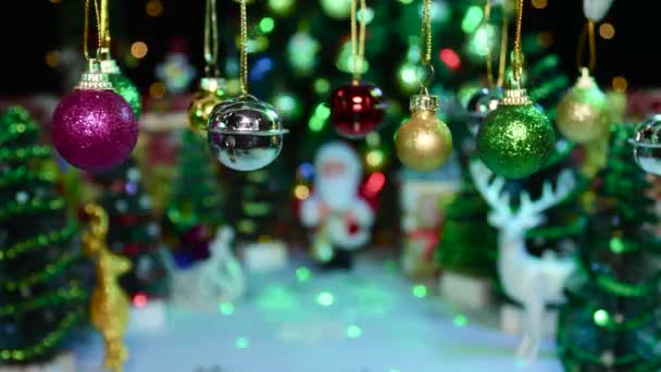 Noel Arkaplanı Biraz Bulanık Yılbaşı Süslemeleri Yavaşça Sallanıyor — Stok video