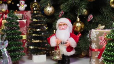 Küçük Noel Baba 'nın bir geyik ve küçük Noel ağaçlarının yakınındaki heykelinin görüntüsü.