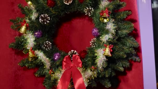 Close Christmas Wreath Snowmen Christmas Trees — Stock Video
