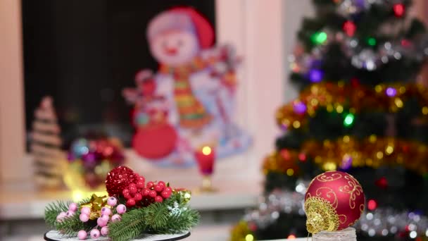 Auf Weihnachtlichem Hintergrund Ein Neujahrsball Und Ein Drehständer Mit Dekorationen — Stockvideo
