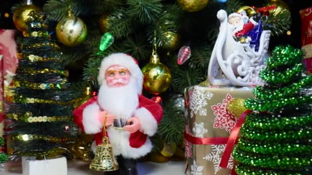 Vánoční Kompozice Pohybu Close Figurka Malého Santa Clause Blízkosti Dárky — Stock video