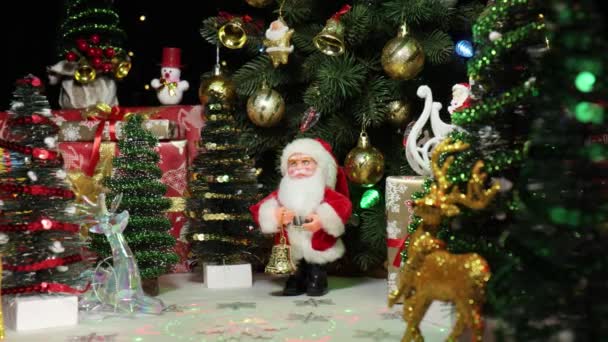 Küçük Noel Baba Heykelinin Noel Kompozisyonu Geyik Küçük Köknar Ağaçlarının — Stok video