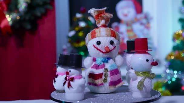 Різдво Русі Різдвяному Тлі Підставці Обертається Великий Сніговик Капелюсі Кілька — стокове відео