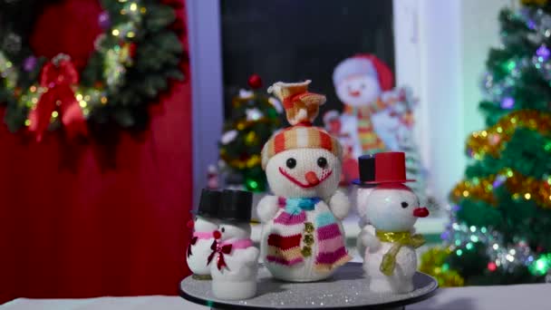 Christmas Motion Christmas Background Stand Large Snowman Several Small Ones — Stock Video