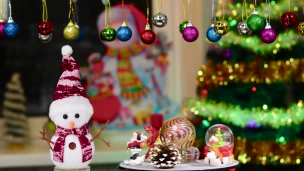 Рождественском Фоне Висячими Новогодними Шарами Подставке Новогодние Украшения Вращаются Рядом — стоковое видео