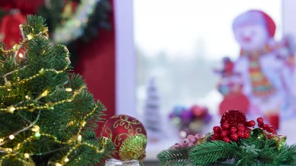 新年のボールの近くで回転する装飾とスタンド上のクリスマスの背景の動きのクリスマス — ストック動画