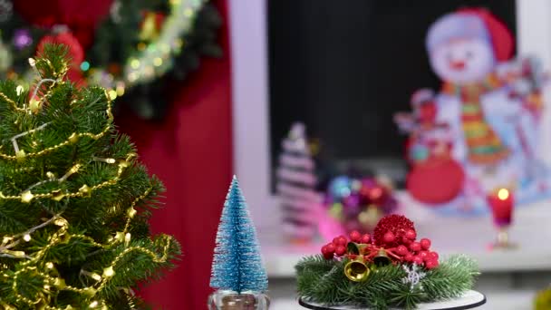 Рождество Движении Рождественском Фоне Стенде Вращающимися Украшениями Возле Маленьких Елок — стоковое видео