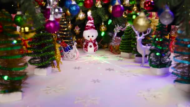 Snögubbe Bland Små Julgranar Och Rådjur — Stockvideo
