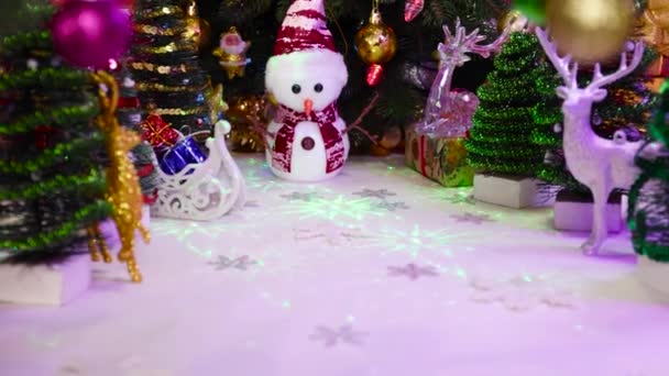 Navidad Movimiento Muñeco Nieve Entre Pequeños Abetos Renos — Vídeos de Stock
