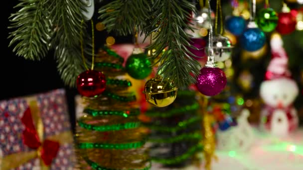 Natal Movimento Close Presentes Pequenas Árvores Natal Brinquedos Pendurados — Vídeo de Stock