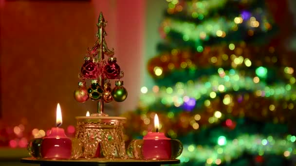 Egy Félig Elmosódott Háttérben Egy Karácsonyfával Egy Kis Karácsonyfa Kis — Stock videók
