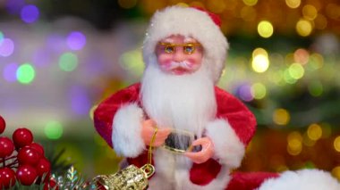 Böğürtlenli ve yarı bulanık arkaplanlı bir Noel ağacı dalına yakın plan.