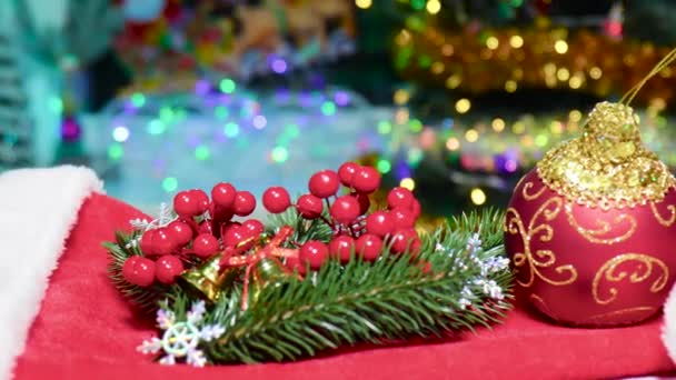 Primer Plano Una Rama Árbol Navidad Con Bayas Una Bola — Vídeos de Stock