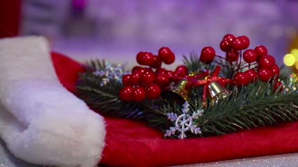 빛나는 배경에 베리와 클로스와 크리스마스 지점의 클로즈업 — 비디오