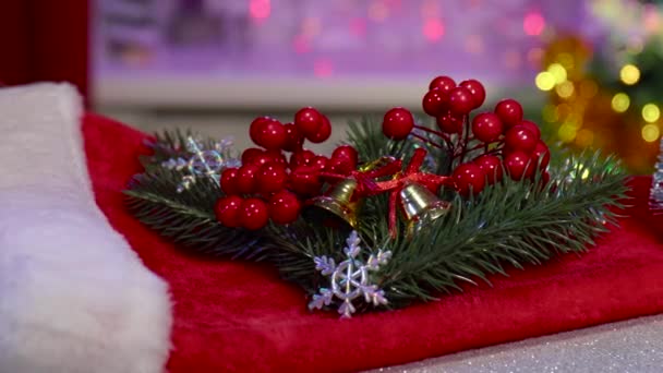 Polorozmazaném Pozadí Blikajícími Světly Detailním Záběrem Větví Vánočního Stromku Bobulemi — Stock video