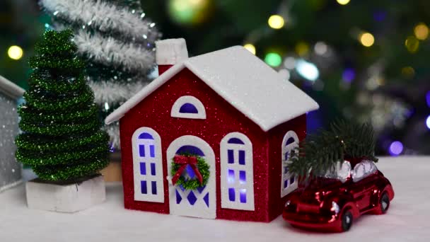 Close Van Kleine Kerstbomen Kerstversieringen Buurt Van Kleurrijke Huizen — Stockvideo