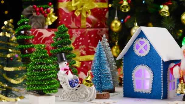 Sobre Fondo Árbol Navidad Grandes Regalos Una Pequeña Casa Navidad — Vídeos de Stock
