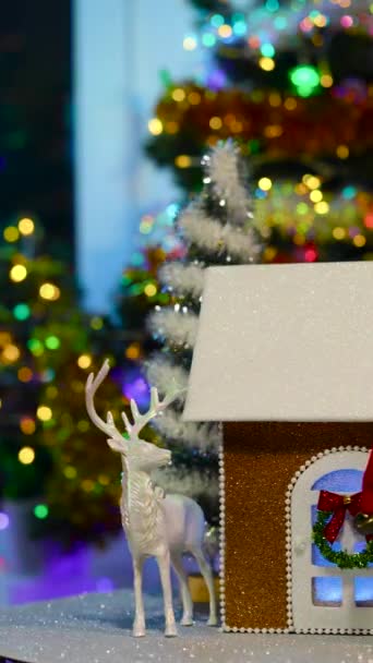 Різдвяний Будинок Прикрасами Обертається Підставці Фоні Вертикальної Ялинки — стокове відео