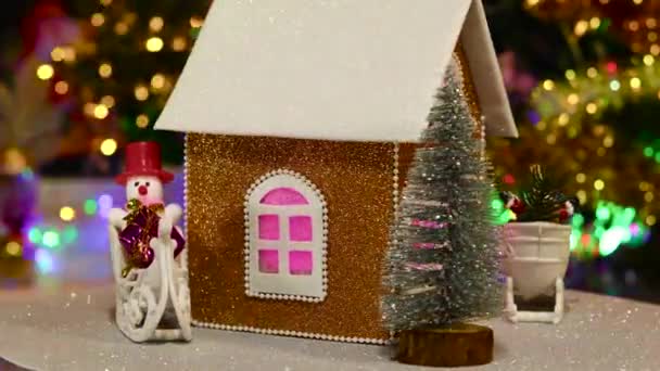 Напів Розмитому Тлі Підставці Обертається Різдвяний Коричневий Будинок Ялинками Санчатами — стокове відео
