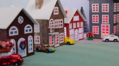 Yakınlarda renkli arabaları olan büyük ve küçük renkli evlerin olduğu bir kasabaya yakın.