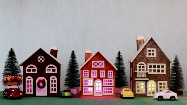 Μια Πόλη Από Πολύχρωμα Σπίτια Λαμπερά Παράθυρα Αυτοκίνητα Γύρω Από — Αρχείο Βίντεο