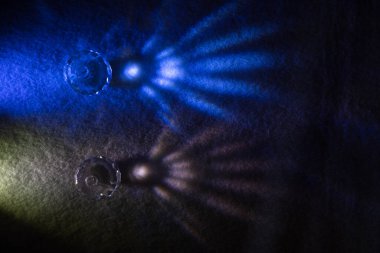 Arkaplanı açık pembe ve mavi renkte dağınık ışık huzmeleri