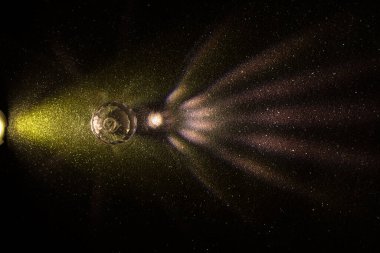 Ardı ardına dağınık sarı ve açık pembe ışık huzmeleri ile kademeli arkaplan