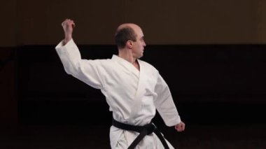 Siyah kuşak antrenmanlı deneyimli bir sporcu.